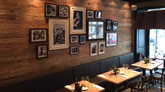 Weinbar mit gedämpftem Licht — Neumann's Bistro & Weinbar Hamburg
