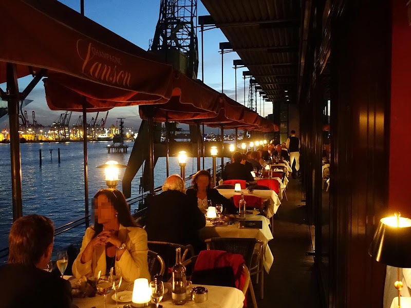 Fischrestaurant mit Hafenblick — Fischereihafen Restaurant Hamburg